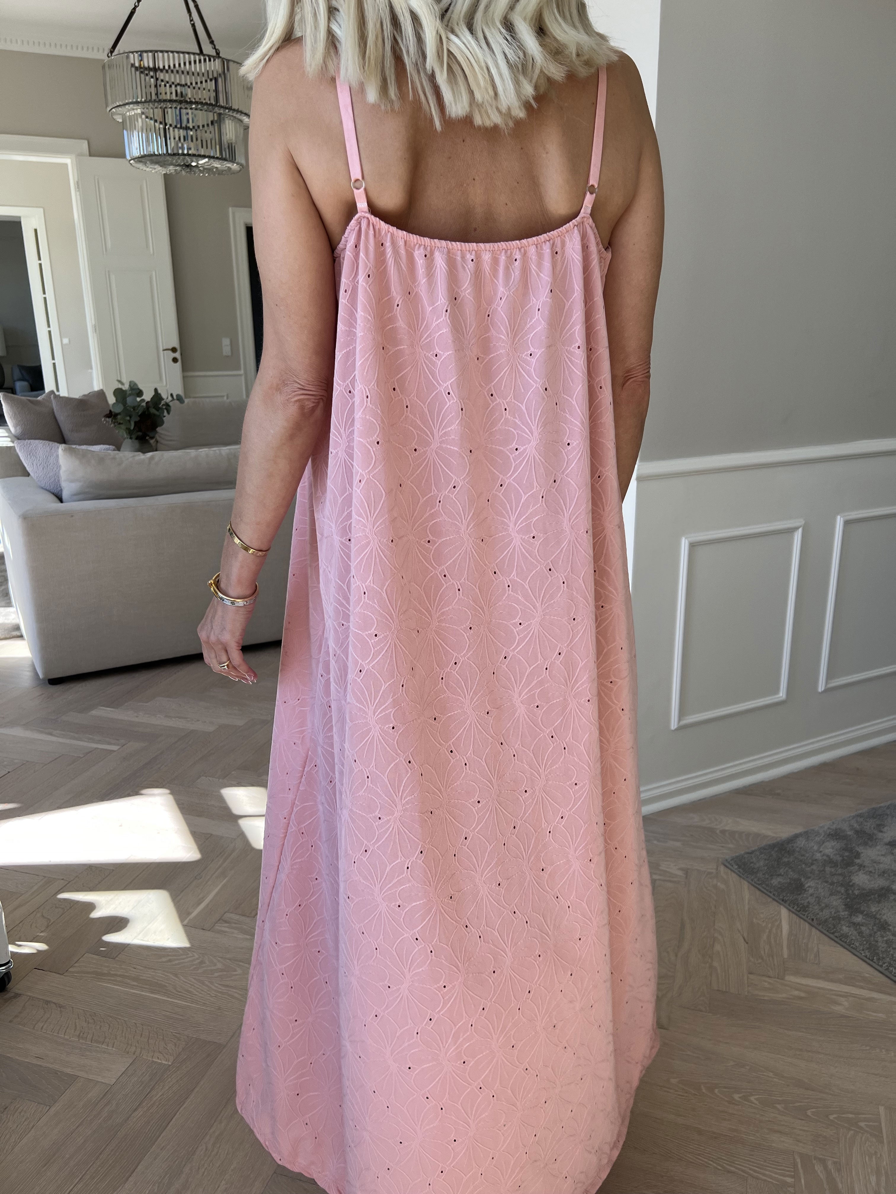 Emilie - Stropkjole i blødt stof med broderie anglaise